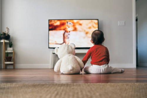 小孩看投影仪还是电视好？孩子想看动画片就用这几个电视软件